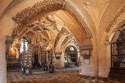 3万名黑死病亡者遗骨装饰的捷克共和国哥德式教堂