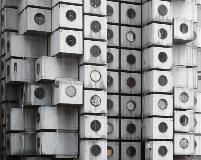 中银胶囊塔由140个可拆卸重组的胶囊住宅构成。此为其2015年的样貌。 PHOTOGRAPH BY NORITAKA MINAMI