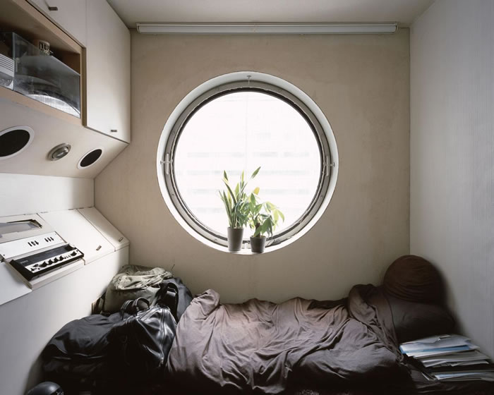 有住户长期以胶囊住宅为家。 PHOTOGRAPH BY NORITAKA MINAMI