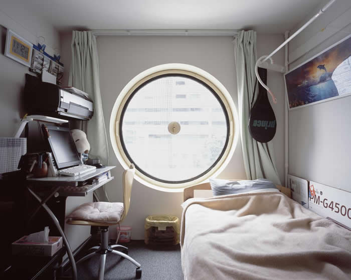 每个胶囊住宅的面积都只有9.9平方公尺，空间配置不易。 PHOTOGRAPH BY NORITAKA MINAMI
