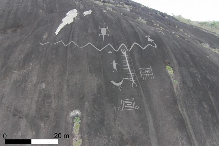 塞罗平塔多（Cerro Pintado）巨大岩画的空拍照片，使用了影像重叠强化技术。 PHOTOGRAPH FROM DR PHILIP RIRIS