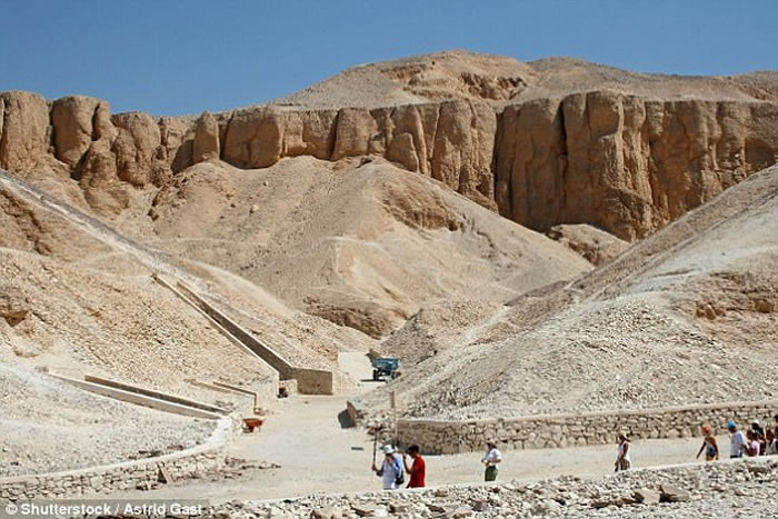 考古队开挖古埃及法老图坦卡门爱妻安赫塞娜蒙的墓室