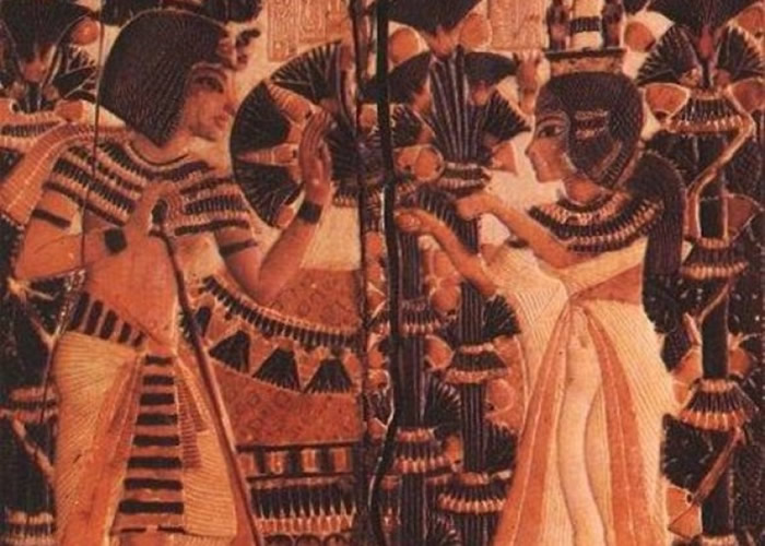 图为壁画中的安赫塞娜蒙（右）及图坦卡门（左）。