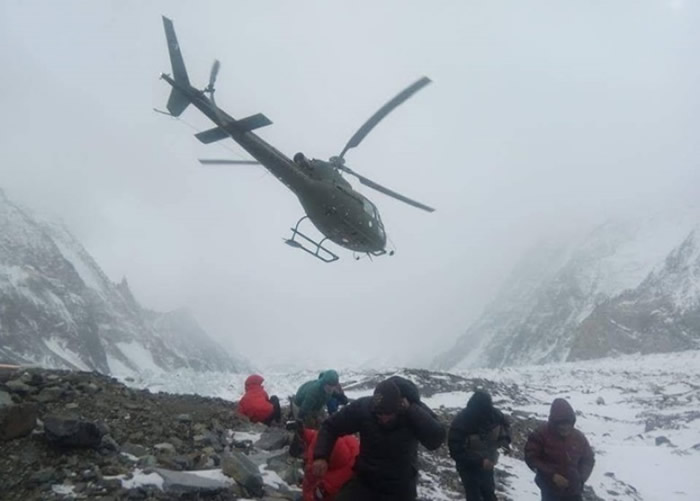 直升机运载搜救人员。