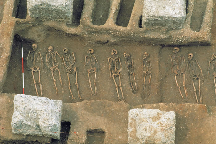 1986年，考古学家在伦敦东史密斯菲尔德（East Smithfield）发现乱葬岗，其中埋葬1340年代的黑死病死者，当时每天埋葬200名瘟疫病死者。