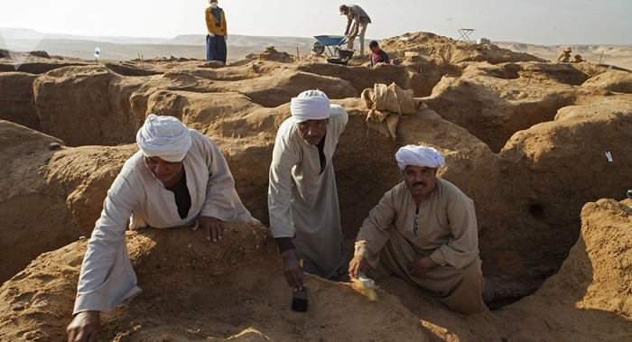 开罗南部发现带有石棺和宝藏的大型古埃及墓地