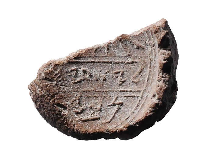 这枚2700年前的破碎黏土印章是在耶路撒冷一个古代垃圾坑所发现，印章上可能刻有圣经里的先知以赛亚的名字。 / PHOTOGRAPH BY OURIA TADMO