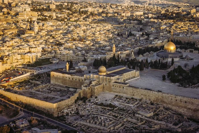 耶路萨冷的圣殿山／崇高圣所一览。这枚印章是在古代的防御工事俄斐勒所发现，图片右下角可以看到它的遗迹。 / PHOTOGRAPH BY ANNIE GRIFFIT