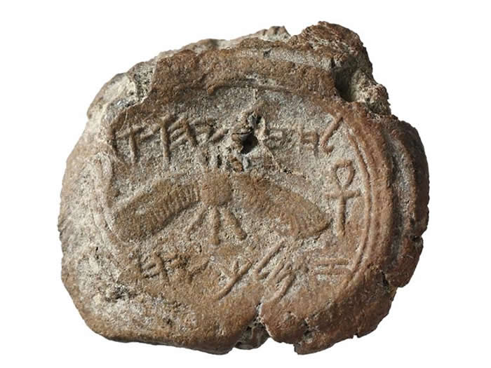 这枚希西家王的黏土印章是在发现以赛亚印章的同一个发掘区里找到的，两者相距不过10呎。 PHOTOGRAPH BY OURIA TADMOR/EILAT MAZA