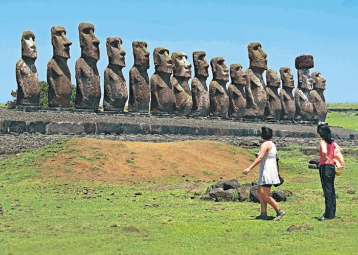 摩艾石像吸引不少游客慕名而至。