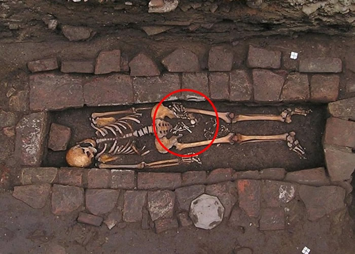 孕妇骸骨的股间有几块小骨头（红圈示）。