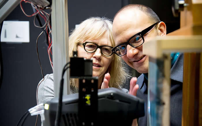 安大略美术馆的珊卓．韦布斯特库克（左）与肯尼斯．布梅尔正在检视可携式X射线萤光扫描器。 PHOTOGRAPH COURTESY ART GALLERY OF O