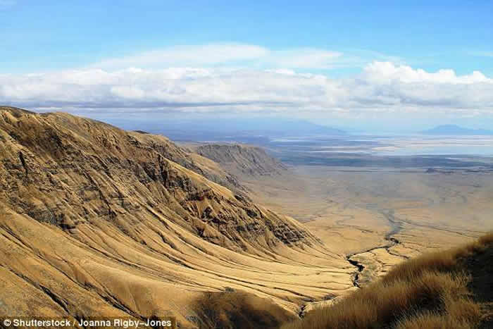 肯尼亚突现数公里大裂缝 非洲大陆恐一分为二