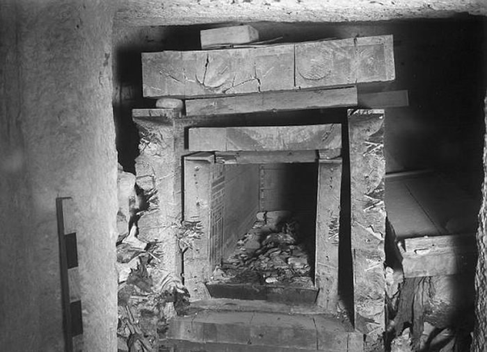 考古学家当年在埃及墓地找到该木乃伊头骨。