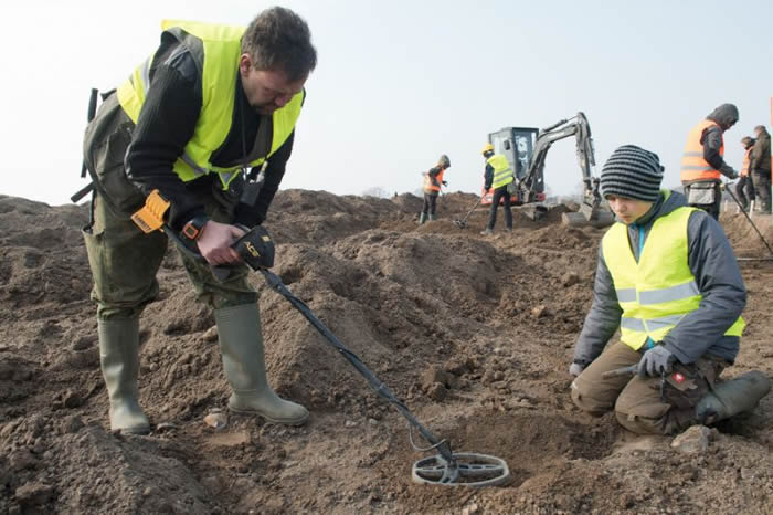 德国13岁少年考古寻宝 发现维京时代传奇“蓝牙王”宝藏