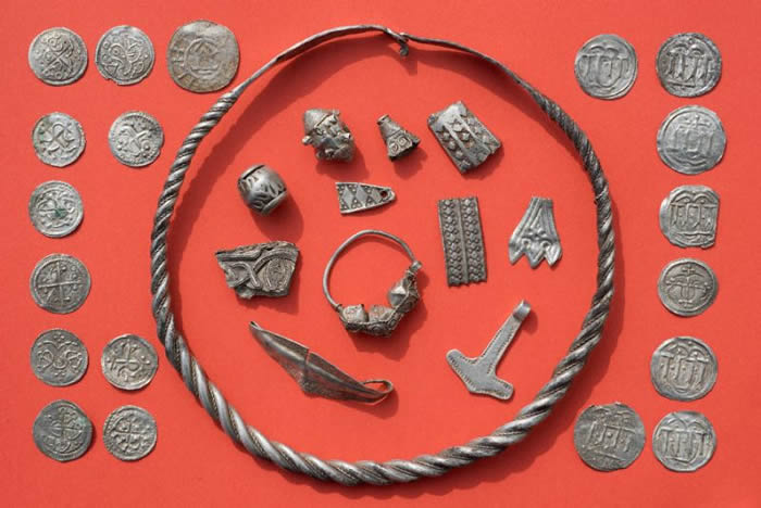 德国13岁少年考古寻宝 发现维京时代传奇“蓝牙王”宝藏