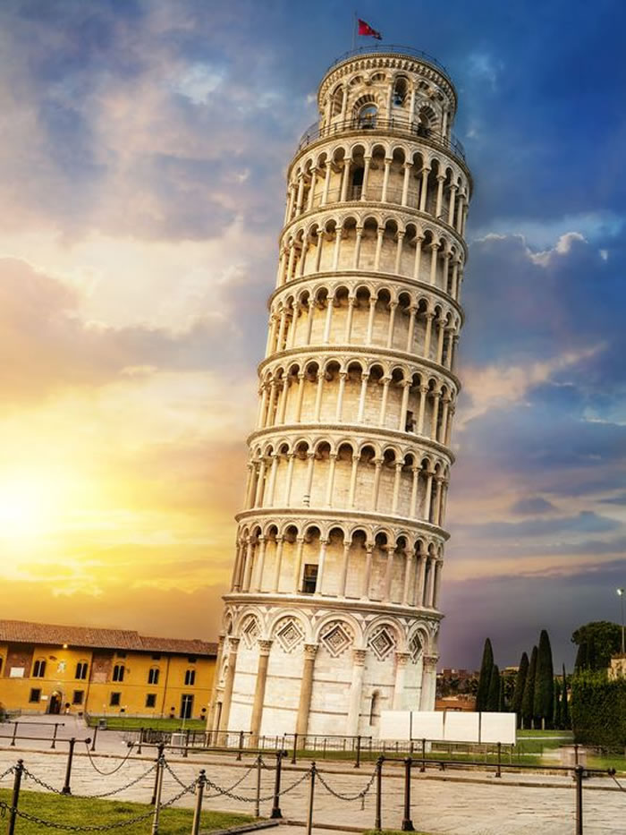意大利比萨斜塔屹立640多年不倒关键在于土壤松软？