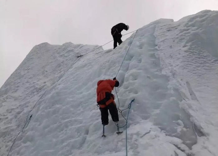 北京69岁的双腿截肢残疾登山家夏伯渝五度闯珠峰终登顶
