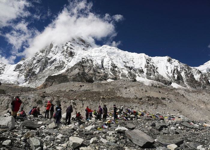 雪巴人属天生的登山向导员，主要负责为登山者运送物资。