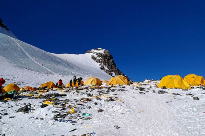 珠穆朗玛峰2个月内收集到5.2吨生活垃圾和2.3吨人类粪便
