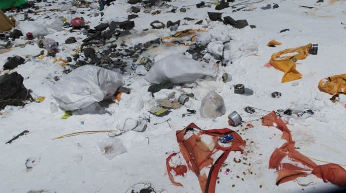 珠穆朗玛峰2个月内收集到5.2吨生活垃圾和2.3吨人类粪便