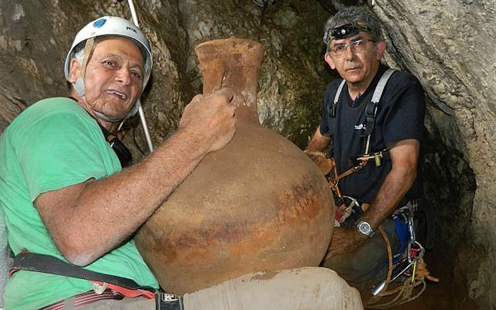 考古学家在以色列洞穴里发现2000年前用于盛放葡萄酒的双柄瓶、陶器