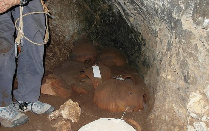 考古学家在以色列洞穴里发现2000年前用于盛放葡萄酒的双柄瓶、陶器