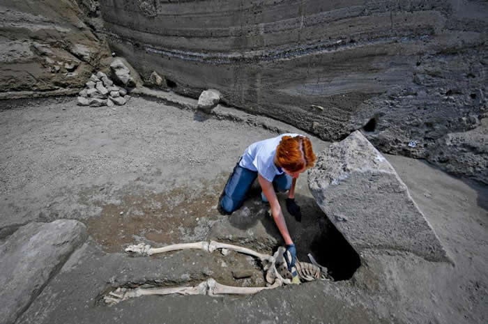 当初这具庞贝城罹难者的遗体出土时，考古学家怀疑他在维苏威火山（Mt. Vesuvius）喷发期间被巨石砸死。 PHOTOGRAPH BY CIRO FUSCO,