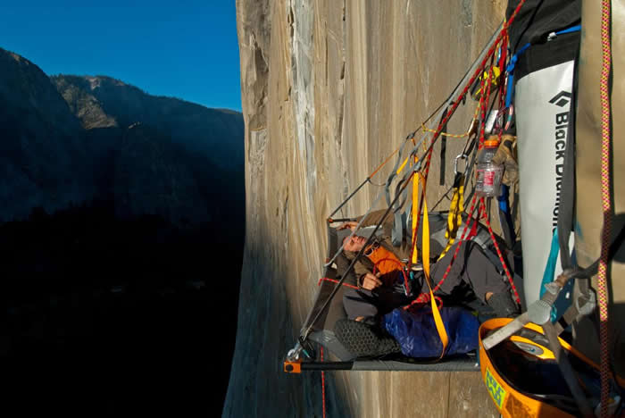 攀岩家伊沃．尼诺夫（Ivo Ninov）趁着悬挂在优胜美地国家公园艾克匹坦峰（El Capitan）边上的时候小歇一番。 PHOTOGRAPH BY JIMMY