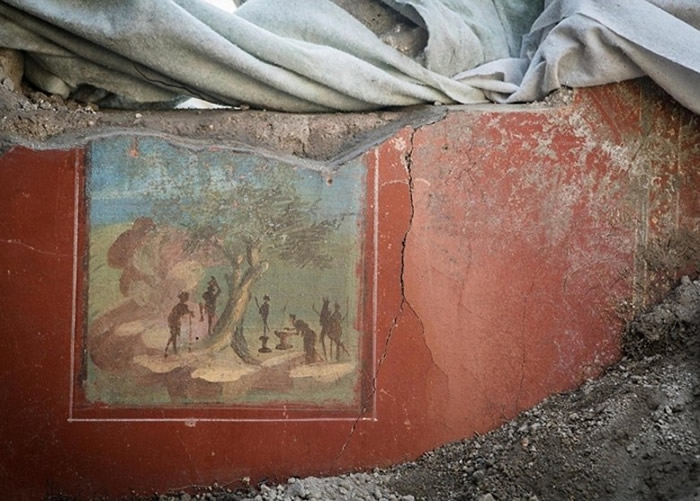 考古学家在庞贝古城发现更多壁画。