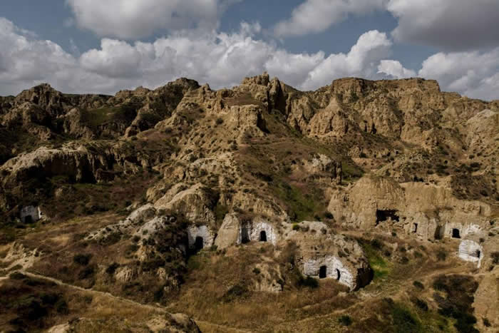 遍布洞穴屋的瓜地什山丘。位于西班牙南部的瓜地什地区约有2,000个洞穴，是许多人世世代代安身立命的家园。 PHOTOGRAPH BY TAMARA MERINO