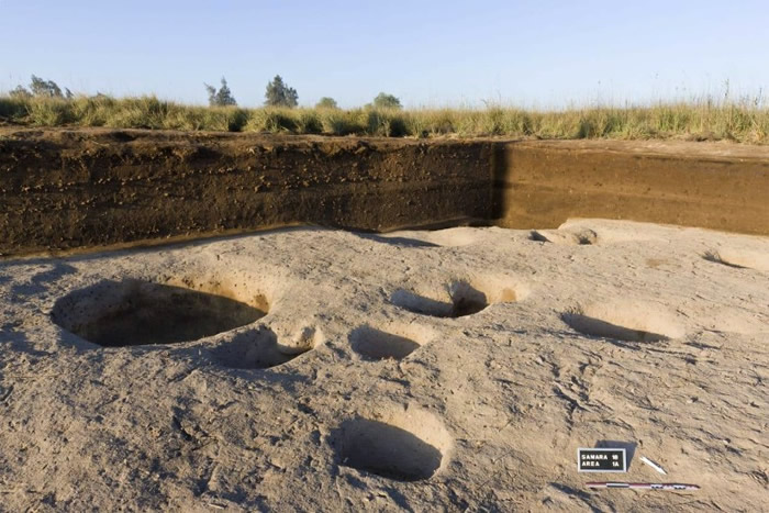 考古学家在图中位于萨马拉的遗址发掘出文物。