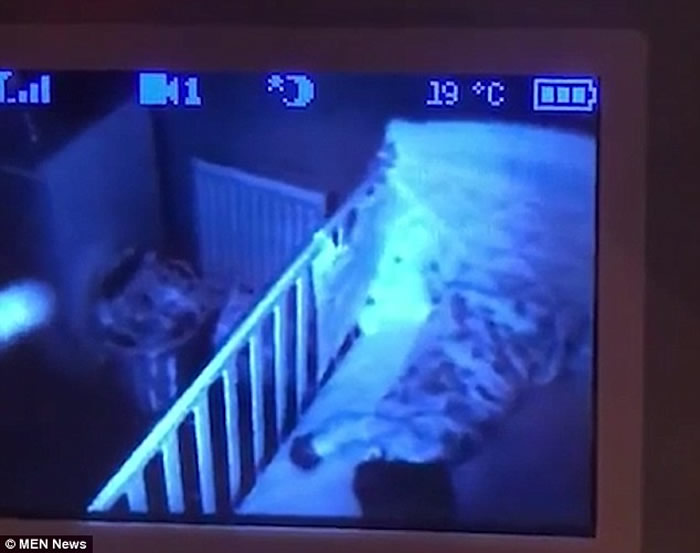 英国诺森伯兰郡父亲打开家中监控摄录机查看时发现神秘发光球体“站”在小女儿床边