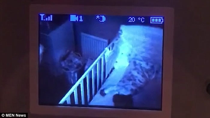 英国诺森伯兰郡父亲打开家中监控摄录机查看时发现神秘发光球体“站”在小女儿床边