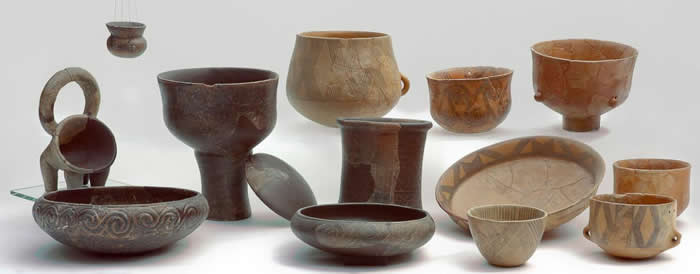 这批各式各样的新石器时代中期（Middle Neolithic）陶器，就是古代乳酪研究中分析的陶器类型。 PHOTOGRAPHY COURTESY OF SIB