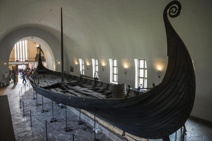图中这艘奥塞贝格号（Oseberg）是在1903年被人发现，目前展示于挪威奥斯陆的维京船博物馆（Viking Ship Museum）；包括奥塞贝格号在内，馆内
