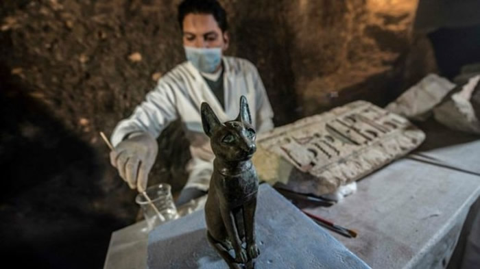 考古队伍发现猫女神巴斯特德铜像。
