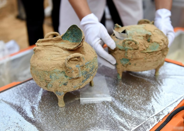 考古人员在北侧一耳室内，发现彩绘陶壶、铜盘、铜壶、铜炉、铜钵、铜盆等陪葬品。