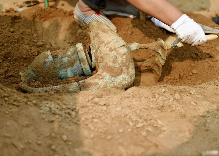 考古人员在主墓室内，发现大雁铜灯、铜镜、耳杯等陪葬品。