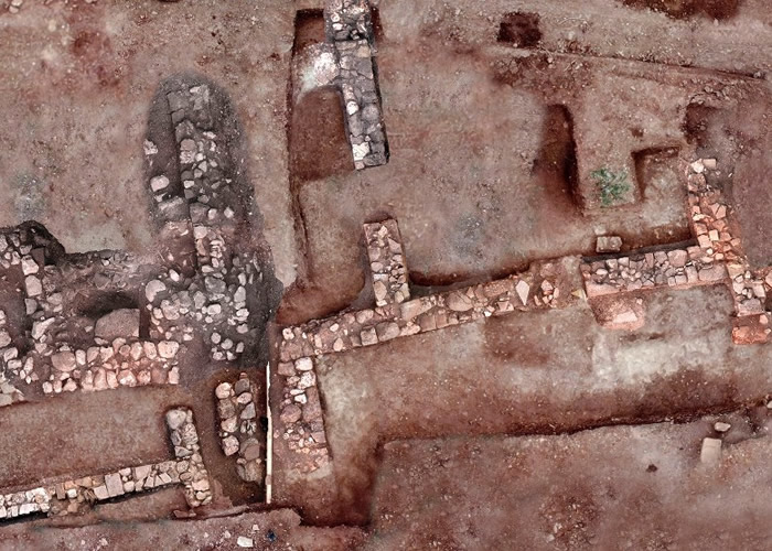 考古学家在特尼亚挖掘出大量文物及建筑。