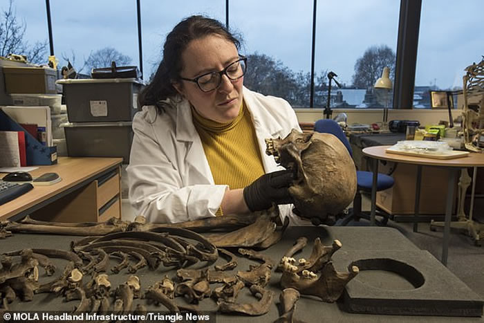 英国泰晤士河河床发掘出一具15世纪的男性骸骨 首次发现中世纪长靴