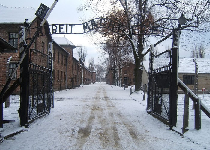 纳粹德国设立集中营对犹太人施行种族灭绝。图为位于波兰的奥斯威辛集中营。