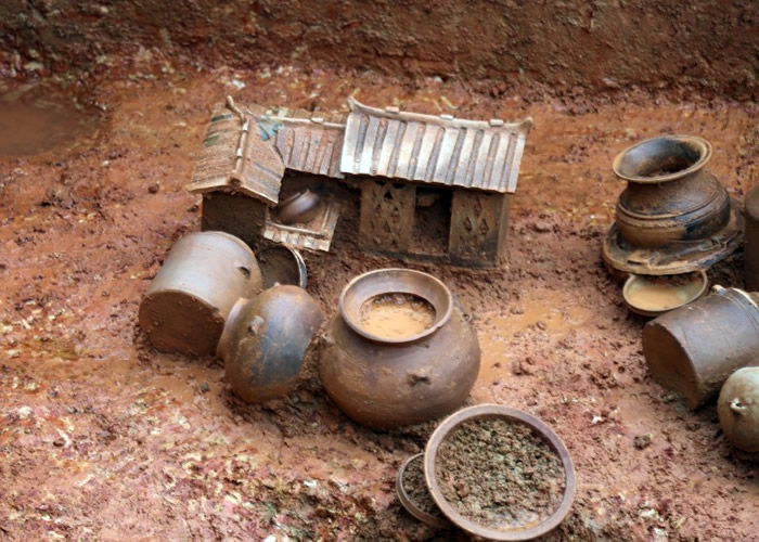 当局发现了青铜器、陶器等30多件文物。