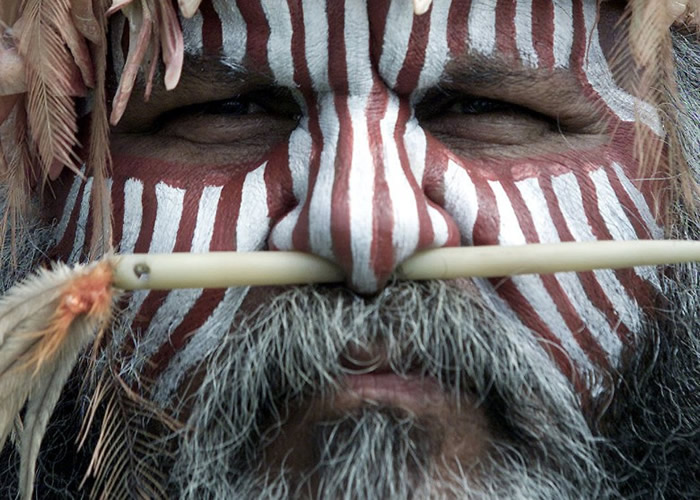一些部落的土著会在脸部及身体画上条纹作装饰。