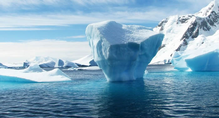 一座面积相当于两个纽约大的冰山剥离南极洲布兰特冰架