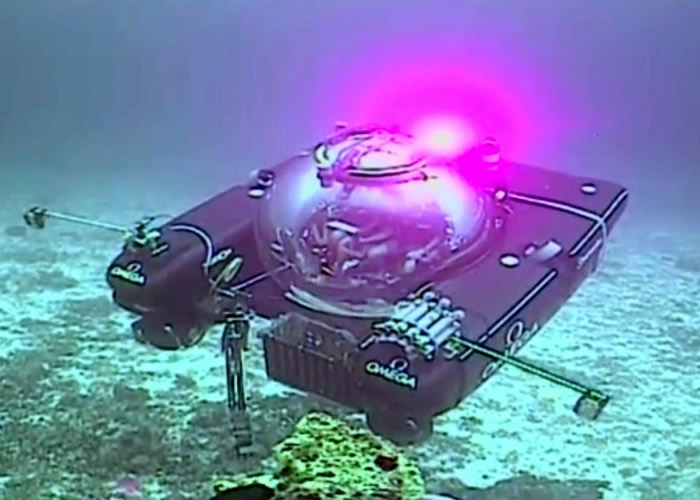 水下机器人在海床采集数据。