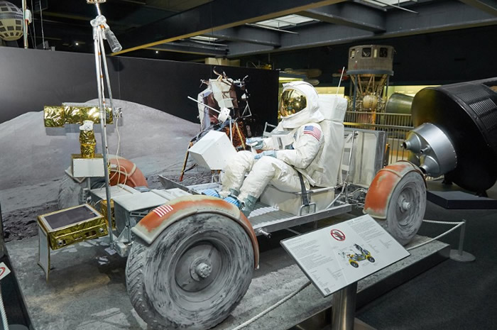 阿波罗17号登月时所用的探测车。