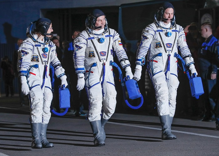科克（左）、奥夫奇尼（中）和黑格（右）准备步入太空舱。