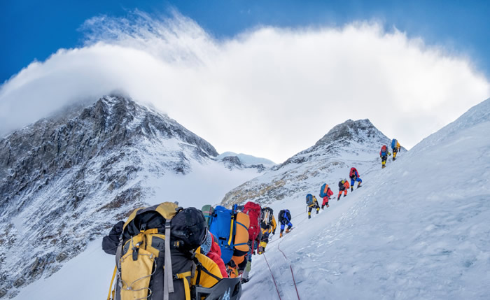 世界第一高峰圣母峰冰川以每年1公尺速度融化 登山客遗体随雪水流下…至少还有300具