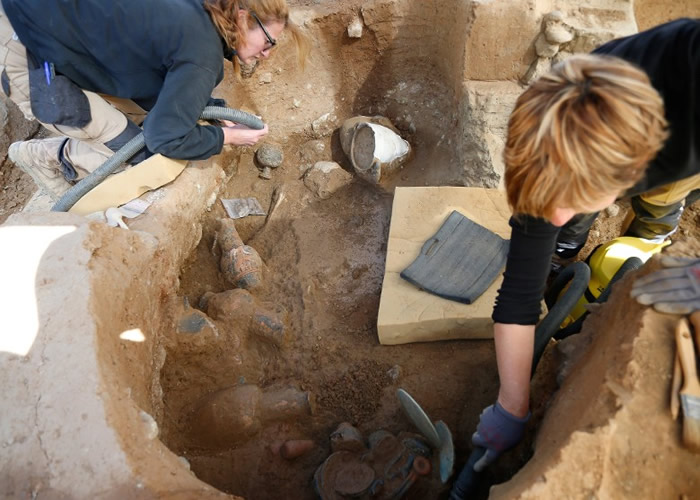 专家在古墓挖出珍贵的陪葬品。
